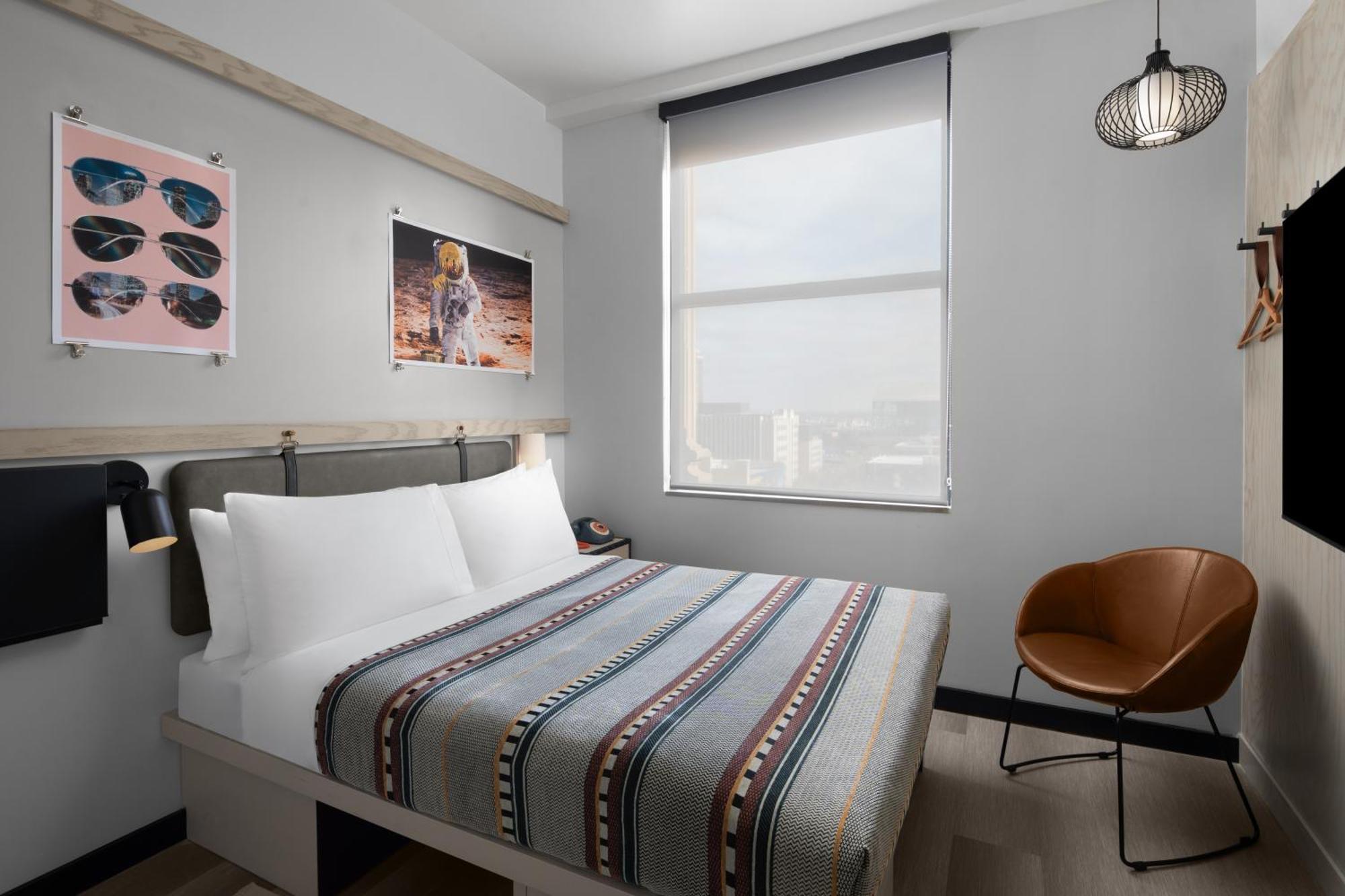 Moxy Houston Downtown Hotel Exterior photo