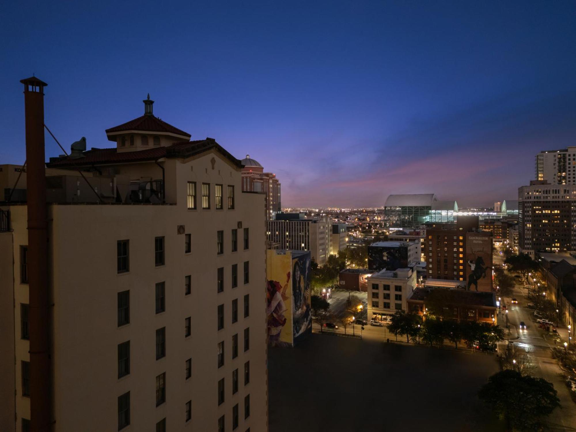 Moxy Houston Downtown Hotel Exterior photo